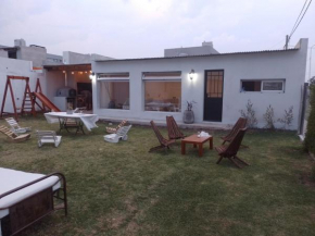 Casa Amplia, Luminosa con Quincho y Pileta!
